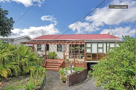Photo of property in 17 Tiroroa Avenue, Te Atatu South, Auckland, 0610