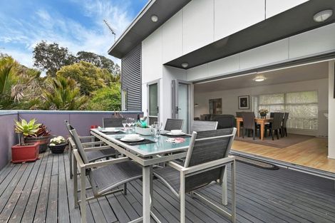 Photo of property in 150a Glenfield Road, Birkenhead, Auckland, 0626