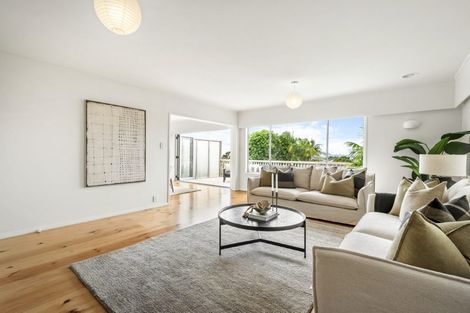 Photo of property in 14 Holdaway Avenue, Northcote, Auckland, 0627