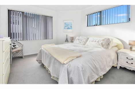 Photo of property in 2/11 The Rosebowl, Sunnyhills, Auckland, 2010