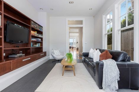 Photo of property in 17 Austin Street, Mount Victoria, Wellington, 6011