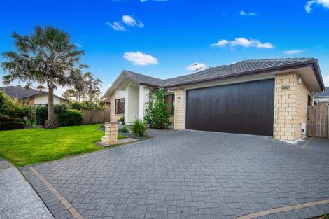 Photo of property in 11 Walter Haddrell Crescent, Flat Bush, Auckland, 2016