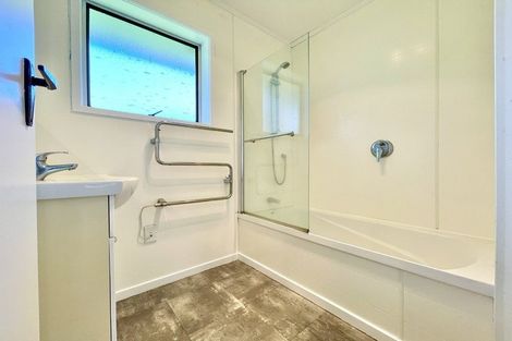 Photo of property in 2/11 Tallington Crescent, Torbay, Auckland, 0630