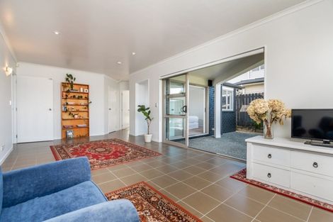 Photo of property in 6 Wakaroa Avenue, Te Atatu Peninsula, Auckland, 0610
