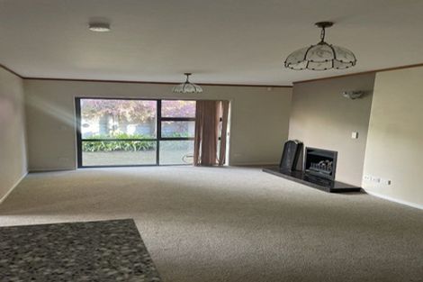 Photo of property in 8 Kirkdale Place, Northcross, Auckland, 0632