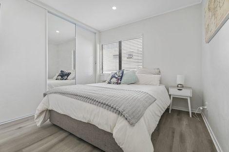 Photo of property in 27 Pohutukawa Avenue, Shelly Park, Auckland, 2014