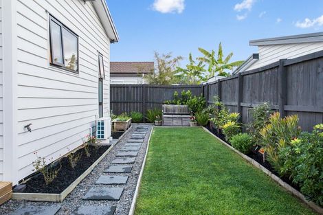 Photo of property in 12 Tarras Road, Kumeu, 0810