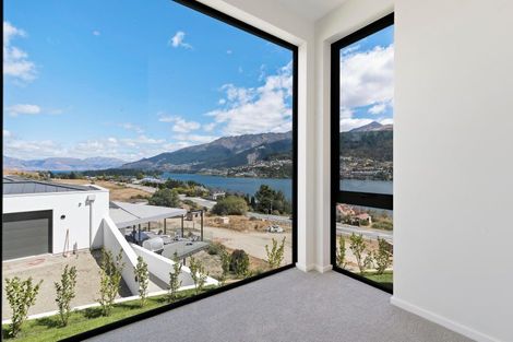 Photo of property in 6 Red Deer Rise, Kelvin Heights, Queenstown, 9300