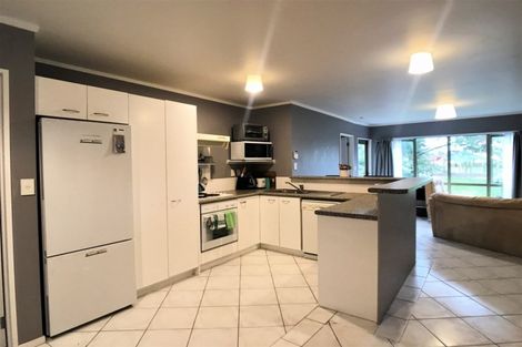 Photo of property in The Haven, 5/120 Beach Haven Road, Beach Haven, Auckland, 0626