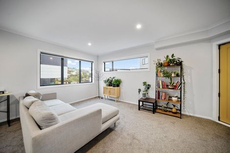 Photo of property in 29b Glanmire Road, Newlands, Wellington, 6037