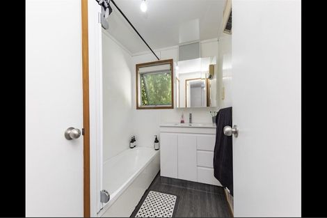 Photo of property in 323 Glenfield Road, Glenfield, Auckland, 0629