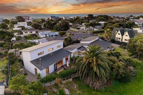 Photo of property in 10 Fenside Street, Waikanae Beach, Waikanae, 5036