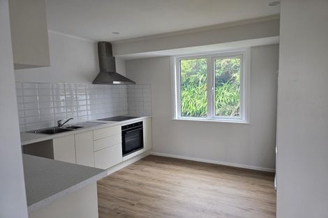 Photo of property in 7 Balmain Street, Newlands, Wellington, 6037