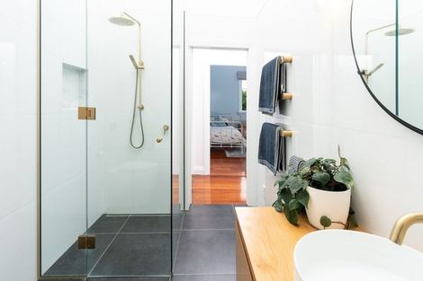 Photo of property in 2 Shannon Street, Mount Victoria, Wellington, 6011