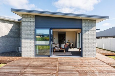 Photo of property in 48 Sardinia Grove, Fitzherbert, Palmerston North, 4410