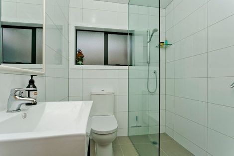 Photo of property in 2/33 Korotaha Terrace, Rothesay Bay, Auckland, 0630