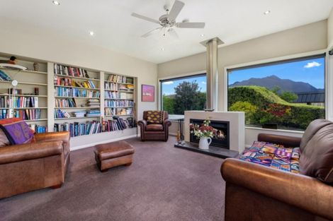 Photo of property in 8 Milward Place, Kelvin Heights, Queenstown, 9300