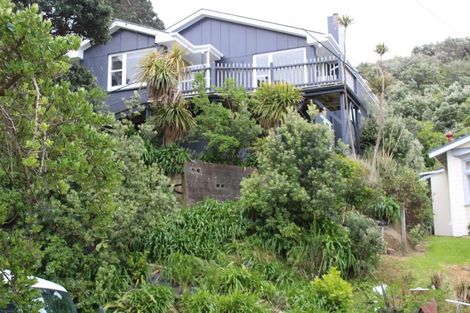 Photo of property in 18 Cave Road, Houghton Bay, Wellington, 6023
