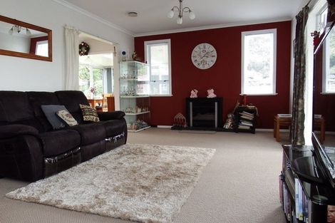 Photo of property in 77 Collingwood Street, Eltham, 4322