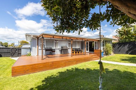 Photo of property in 102 Taikata Road, Te Atatu Peninsula, Auckland, 0610