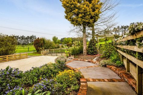 Photo of property in 8 Clearview Road, Lepperton, New Plymouth, 4373