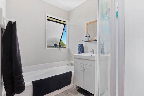 Photo of property in 21 Holmes Drive South, West Harbour, Auckland, 0618