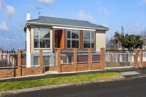 Photo of property in 35 Chatswood Grove, Chatswood, Auckland, 0626