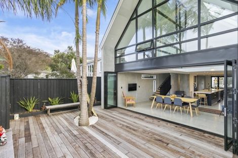 Photo of property in 81 Queen Street, Northcote Point, Auckland, 0627