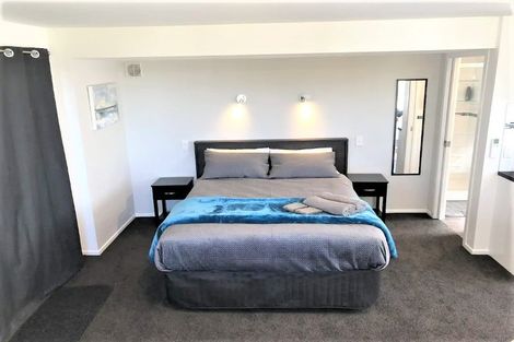 Photo of property in 30 Brooker Grove, Newlands, Wellington, 6037