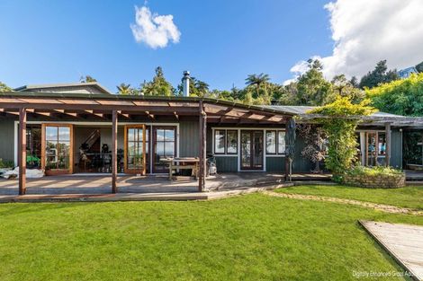 Photo of property in 505 Scenic Drive, Waiatarua, Auckland, 0612