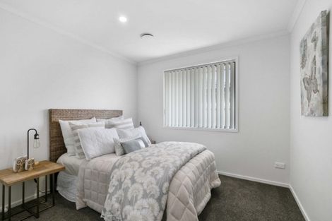 Photo of property in 13 Dumas Place, Rosehill, Papakura, 2113