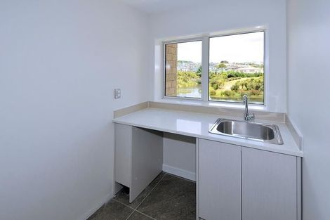 Photo of property in 16 Sohlue Place, Oteha, Auckland, 0632