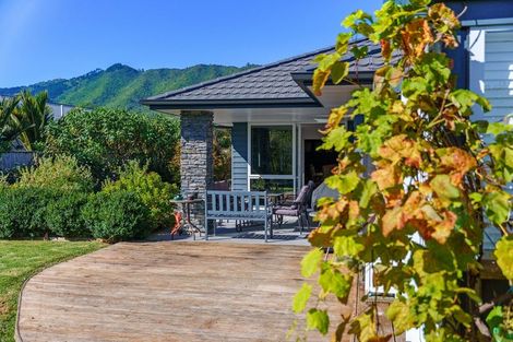 Photo of property in 63 Waipunahau Road, Waikanae, 5036