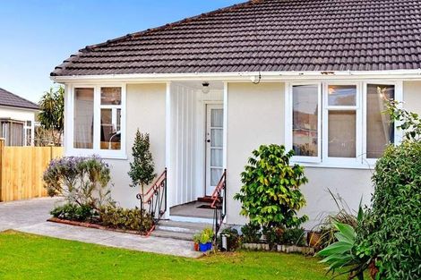 Photo of property in 17 Fraser Road, Narrow Neck, Auckland, 0624