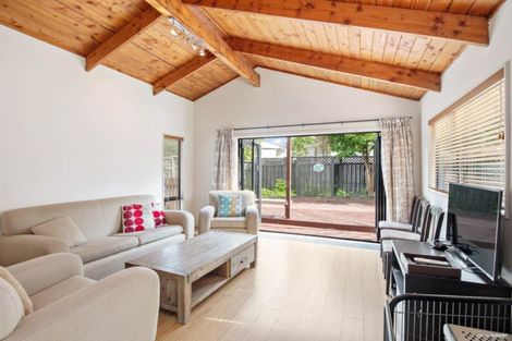 Photo of property in 1/138 East Coast Road, Forrest Hill, Auckland, 0620