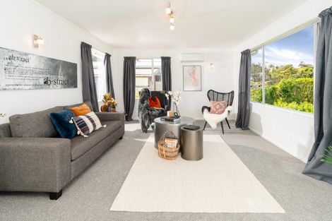 Photo of property in 20 Salford Street, Newlands, Wellington, 6037