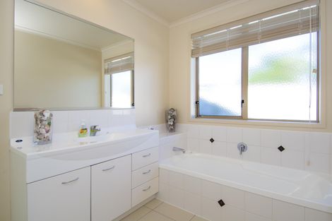 Photo of property in 3 Stenning Place, Papamoa Beach, Papamoa, 3118