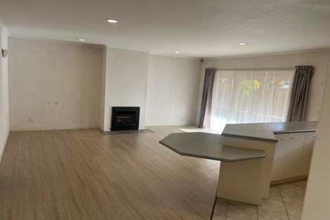 Photo of property in 14 Corta Bella Place, Golflands, Auckland, 2013