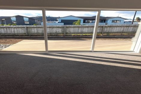 Photo of property in 1 Madden Avenue, Kumeu, 0810
