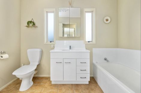 Photo of property in 25i Wellesley Road, Mangere Bridge, Auckland, 2022