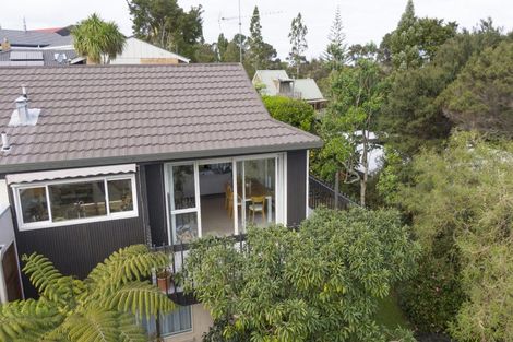 Photo of property in 8 Langstone Place, Chatswood, Auckland, 0626