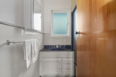 Photo of property in 2 Toru Street, Te Atatu Peninsula, Auckland, 0610