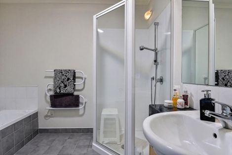 Photo of property in 16 Chettle Court, New Lynn, Auckland, 0600