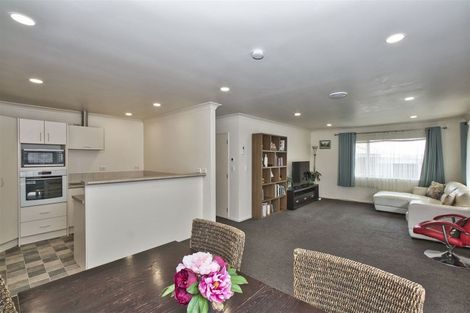 Photo of property in 2/8 Bronzewing Terrace, Unsworth Heights, Auckland, 0632