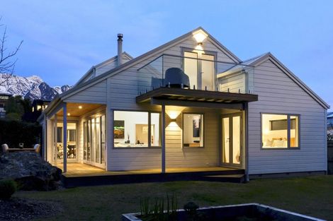 Photo of property in 5 Cedar Drive, Kelvin Heights, Queenstown, 9300