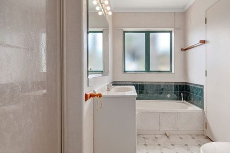 Photo of property in 2 Mulberry Lane, Otaika, 0170