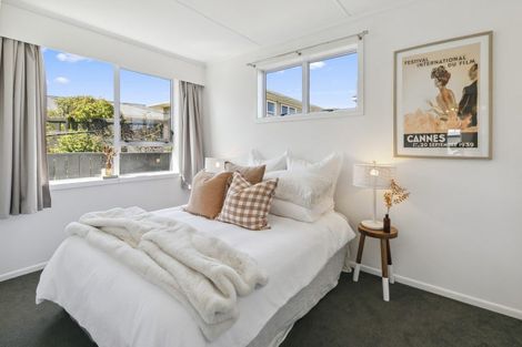 Photo of property in 27 Brooker Grove, Newlands, Wellington, 6037