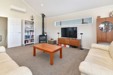 Photo of property in 100 Whangaparaoa Road, Red Beach, 0932