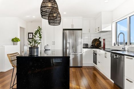 Photo of property in 2/10 Webb Place, Forrest Hill, Auckland, 0620