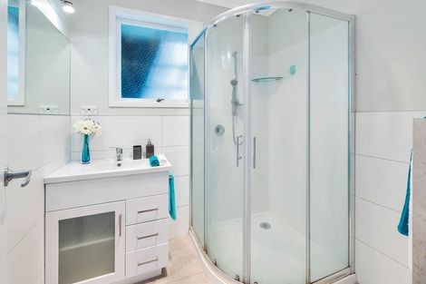 Photo of property in 4 Weatherly Road, Torbay, Auckland, 0630